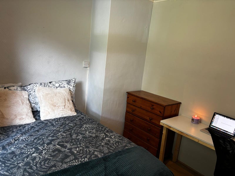 Photo 1: Spacious double room with desk area