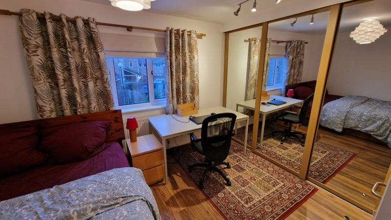 Photo 1: Spacious bedroom with view into the garden