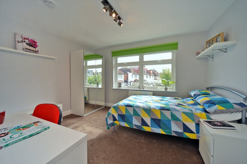 Photo 1: £985pcm   en suite room 