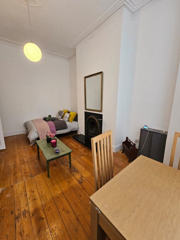 Photo 1: Double Bedroom 1