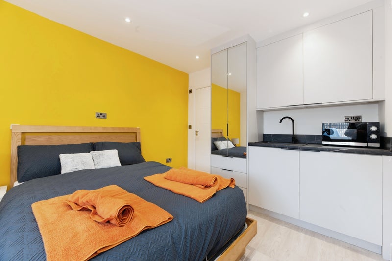 Photo 1: Room 1 with ensuite / Kitchenette