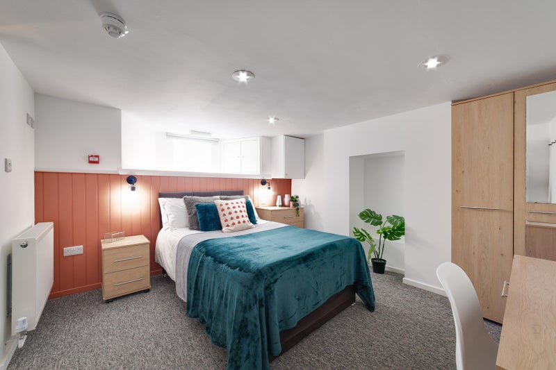 Photo 1: Room 1 - semi en suite (private WC) - available NOW