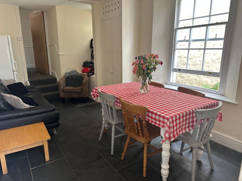 Photo 1: Living Room 