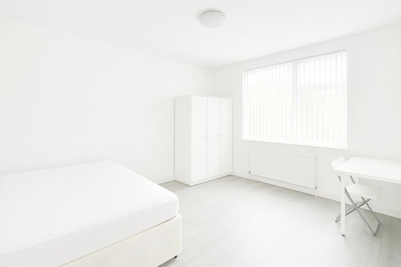 Photo 1: Large Clean Newly Refurbished - Bedroom ( 1st Floor ) 