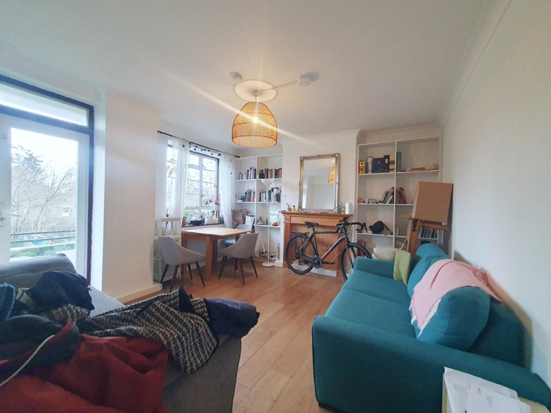 Photo 1: Spacious Lounge