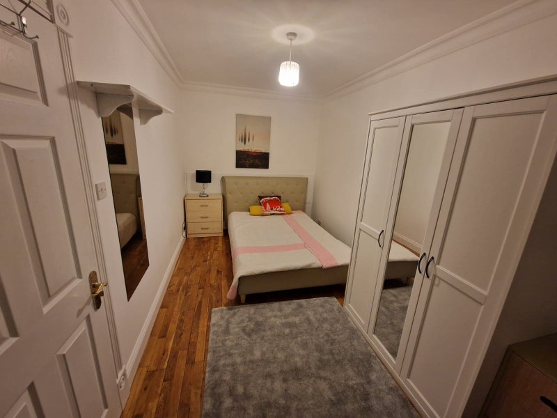 Photo 1: Newly decorated spacious double room with king size bed