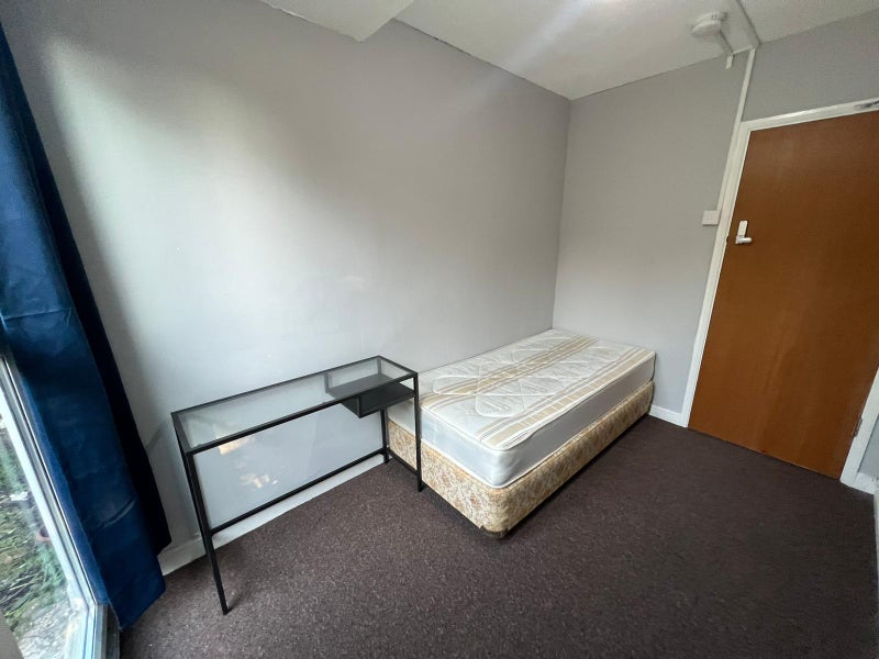 Photo 1: Room 1- £700 Available from 14/02/2026