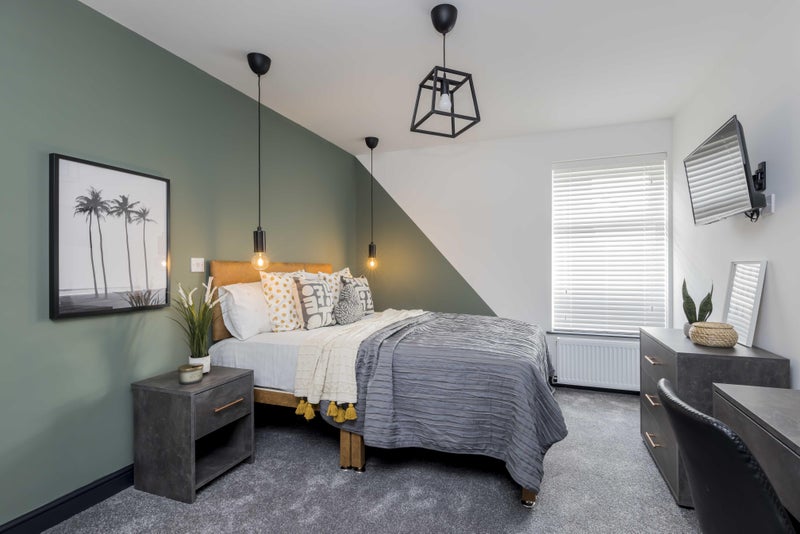 Photo 1: ROOM 9- £775 AVAILABLE NOW