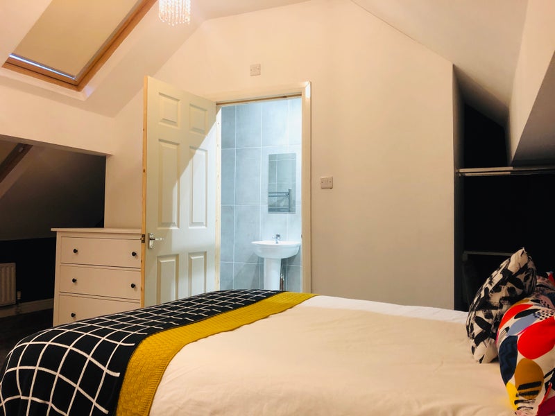 Photo 1: Ensuite Bedroom