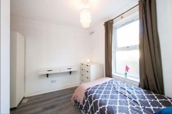 Photo 1: Single Room