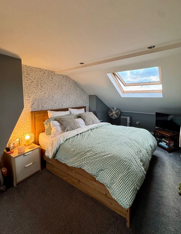 Photo 1: Room available 