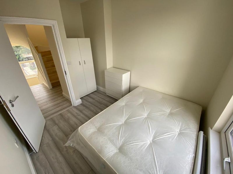 Photo 1: 850 per month 