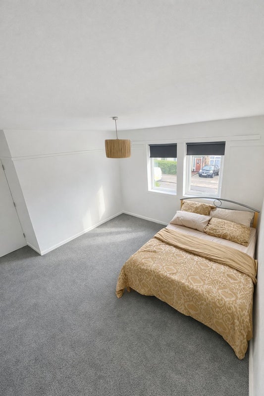 Photo 1: Spacious Double Room With King Bed 