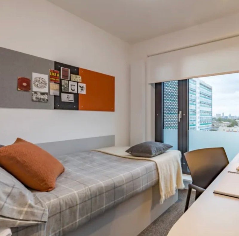 Photo 1: Single bedroom (Ensuite)