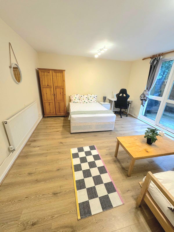 Photo 1: Massive room