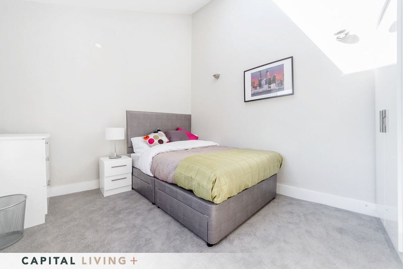 Photo 1: ROOM 6 £1080