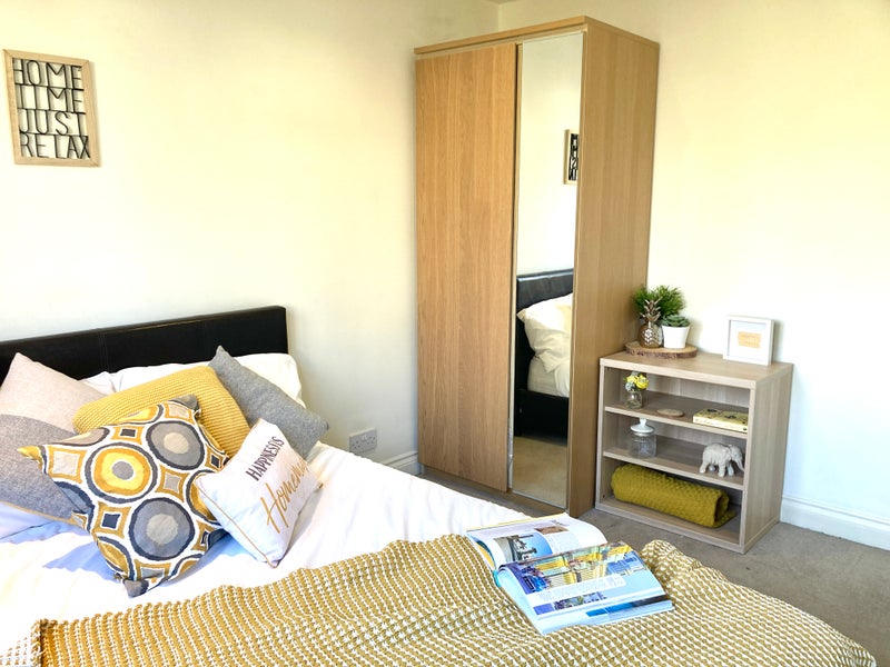 Photo 1: Room 6 - Fully furnished with all bills included