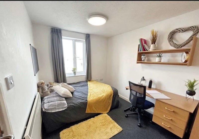 Photo 1: En suite room 