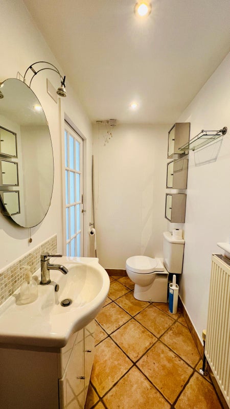 Photo 1: SHOWER ROOM 1