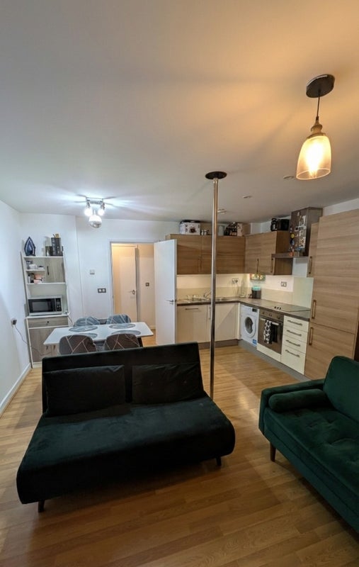 Photo 1: Kitchen lounge