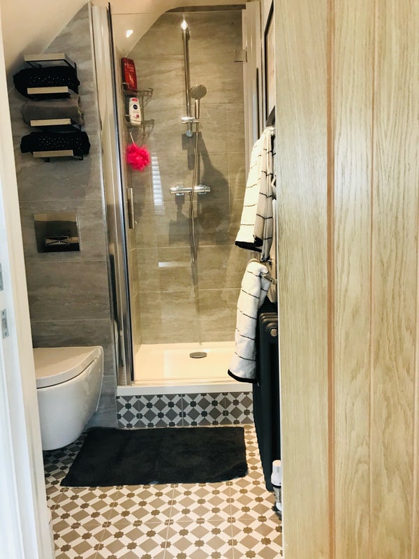 Photo 1: En-suite bathroom