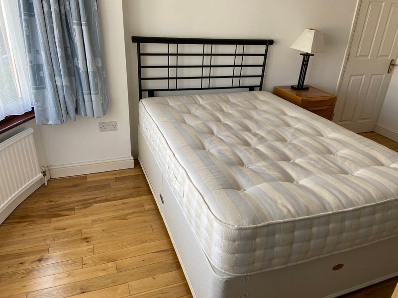 Photo 1: Front Bedroom