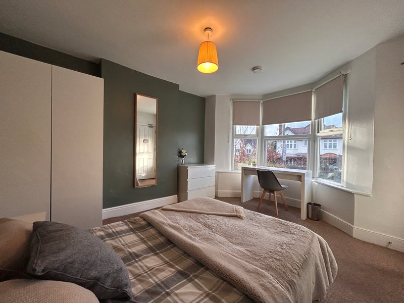 Photo 1: Room5 - Large spacious Double £665