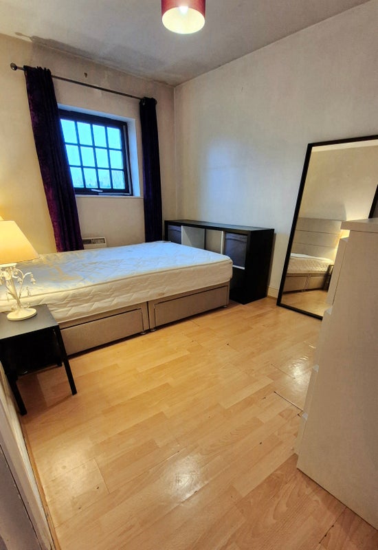 Photo 1: Main bedroom 1