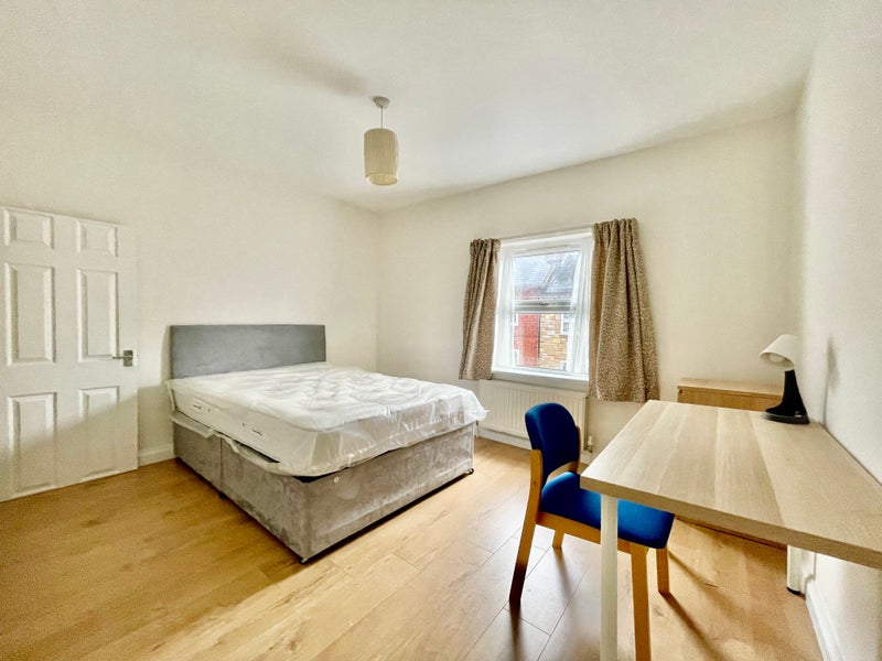 Photo 1: Bright, spacious double room with built-in wardrobe, desk, and chest of drawers