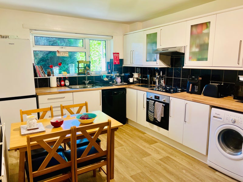 Photo 1: Large spacious kitchen 