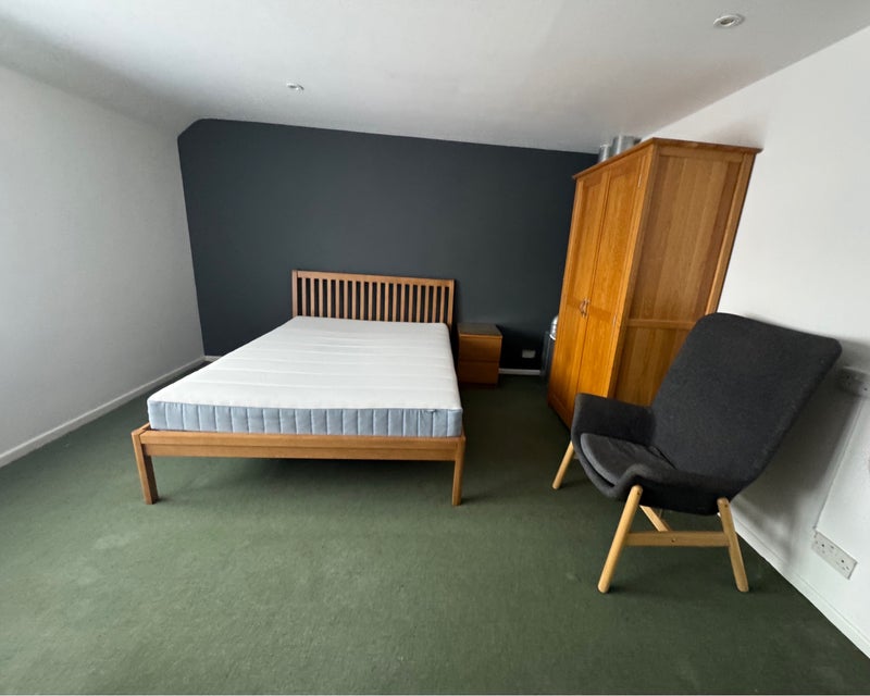 Photo 1: 21 - King size with en suite