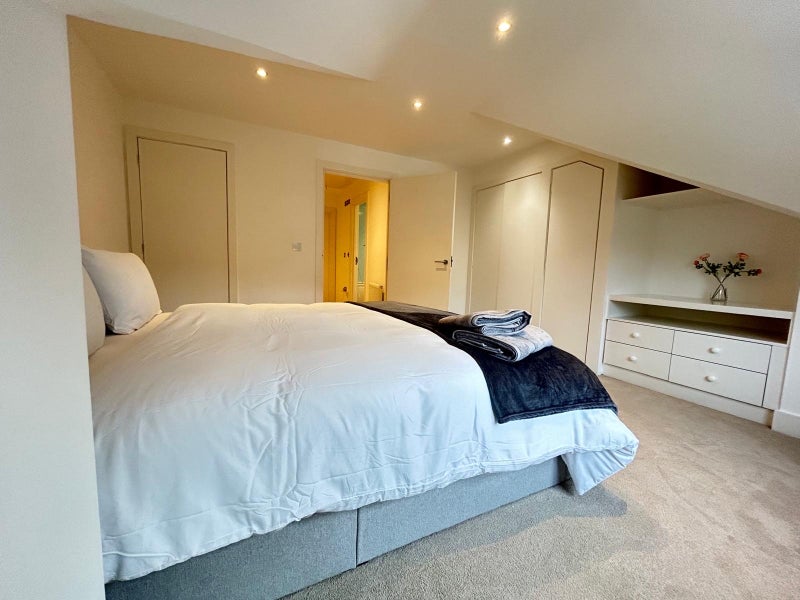 Photo 1: King size-the perfect room