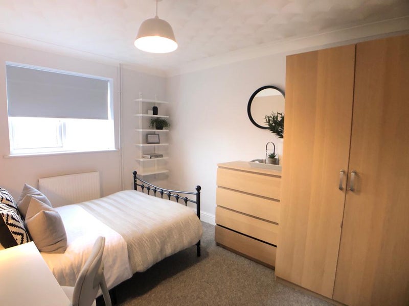 Photo 1: Room 2 @ £530 pcm - Available Now