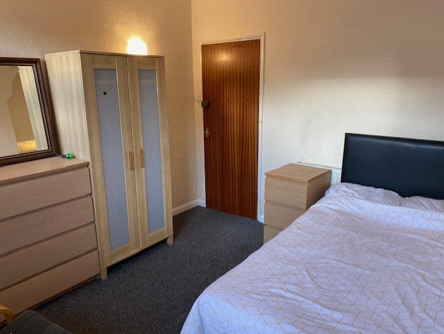 Photo 1: ground floor room - view 1