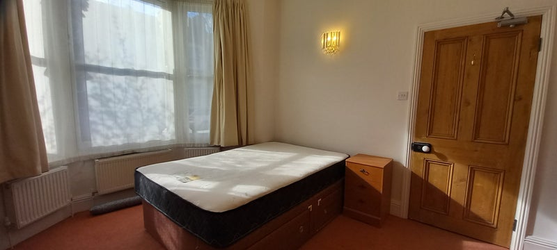 Photo 1: Room available