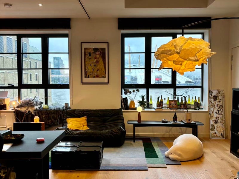 Photo 1: Cozy living room with amazing O2 view