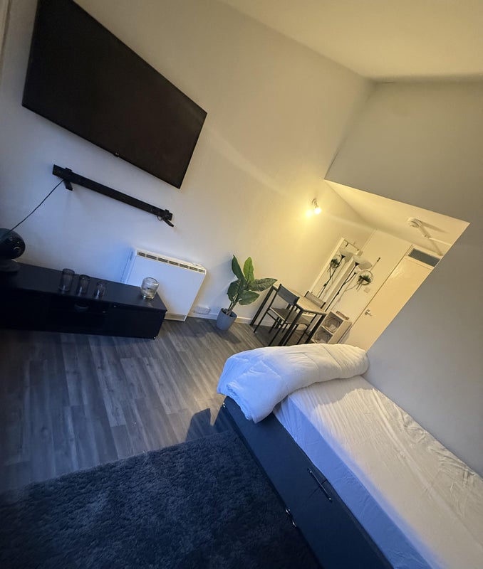 Photo 1: Spacious living area