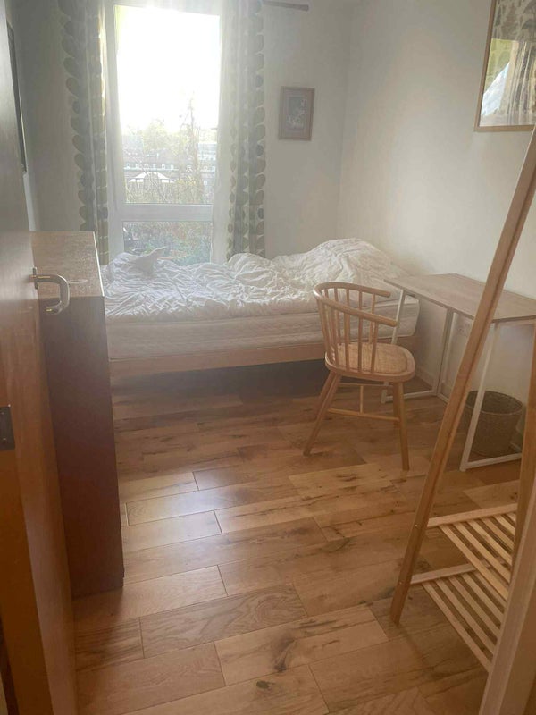 Photo 1: Room available