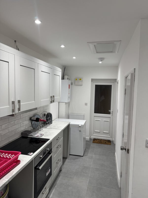 Photo 1: Well equipped kitchen