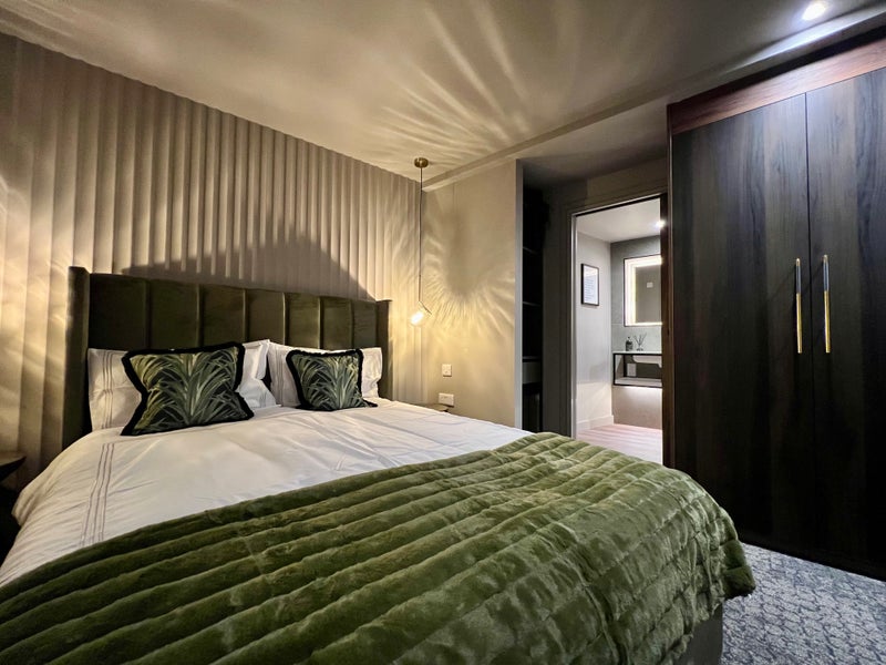 Photo 1: Bedroom suite