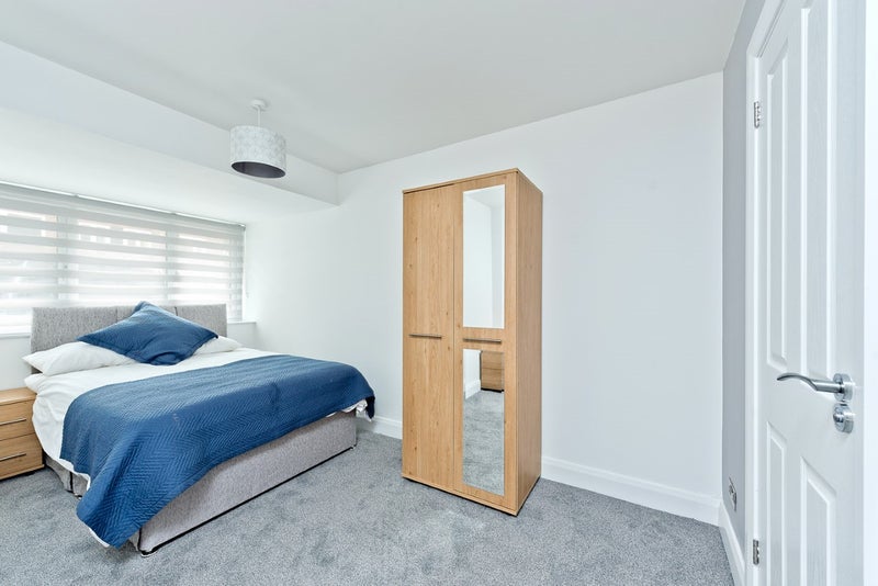 Photo 1: Grd Fl L Dbl En-Suite £1,150pcm