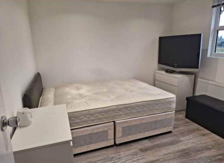 Photo 1: TV not included