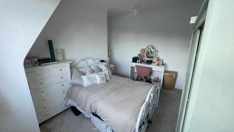 Photo 1: Available unfurnished room - South facing