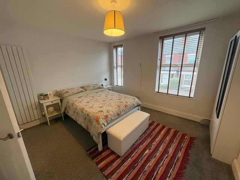 Photo 1: Double bedroom