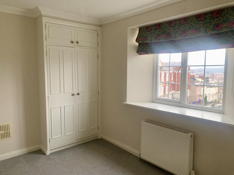 Photo 1: Double bedroom