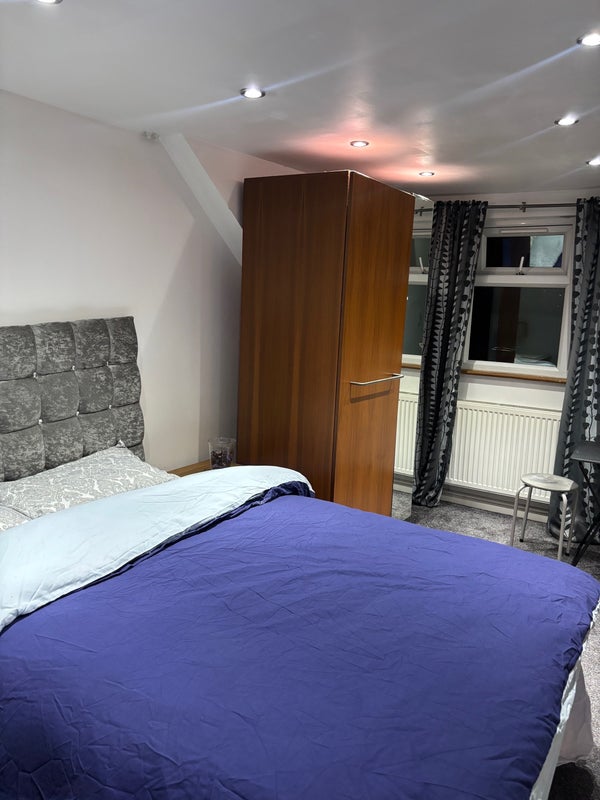 Photo 1: Ensuite Room