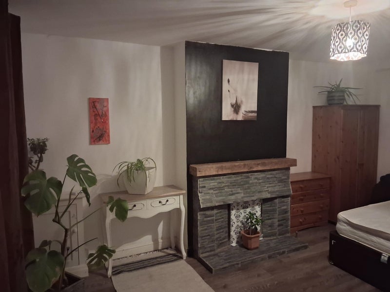 Photo 1: Spacious double