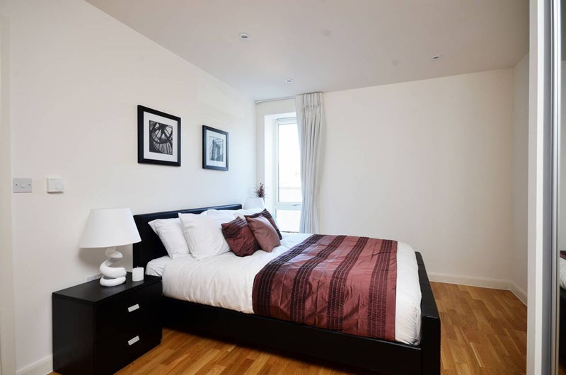 Photo 1: Main Bedroom