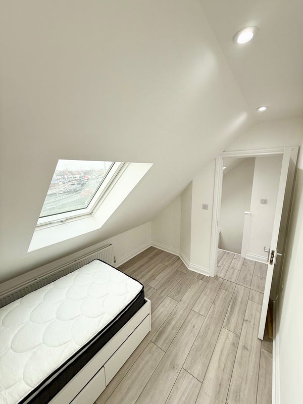 Photo 1: Single room