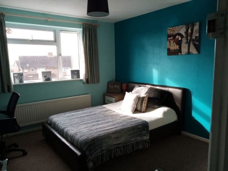 Photo 1: Spacious Double Bedroom